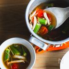夏野菜をいただくベトナムサワースープ。カインチュア