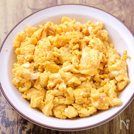 フライパンで炒り卵を作る