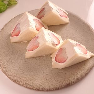とのちゃまの作ってみた!投稿(簡単ポイントあり♡【カフェ風】いちごサンド)