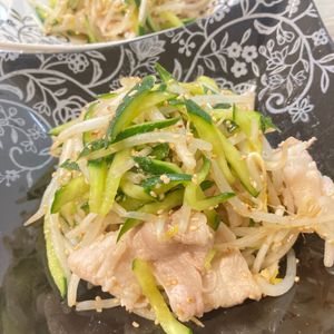 すみれの作ってみた!投稿(しっとり茹で豚♡【もやしときゅうりのサラダ豚しゃぶ】)