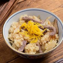 素朴にうまい「鹿肉のゆずみそジビエ釜飯」