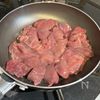 絶品!塩とごま油で食べる『焼きレバー』の工程1