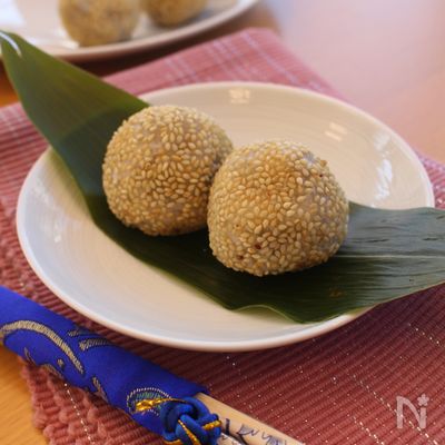 あんず入り胡麻団子