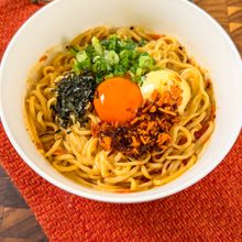 中華そばでピリ辛桃ラーマヨまぜそば