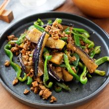 『夏野菜とひき肉のにんにく醤油炒め』簡単☆ご飯がすすむ♪