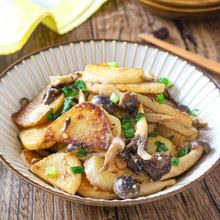 食物繊維たっぷり◎コク旨【新じゃがときのこの味噌マヨ炒め】