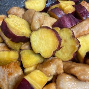 の作ってみた!投稿(【むね肉で節約・満足おかず】鶏肉とホクホクさつま芋の甘酢炒め)