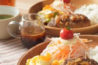 実は簡単!ポテサラバケットハンバーグ玉ねぎソース