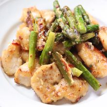 しっとり鶏むね肉とアスパラガスのピリ辛つゆマヨガーリック炒め