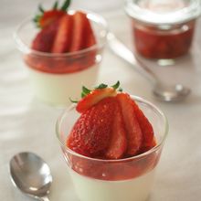 お豆腐レアチーズの簡単いちごソース添え
