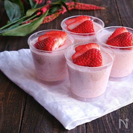 いちごとごまのカップレアチーズ By 松山絵美 レシピサイト Nadia ナディア プロの料理家のおいしいレシピ