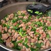 手間なし！気楽に作れる【ごま塩ニラそぼろ丼】の工程4