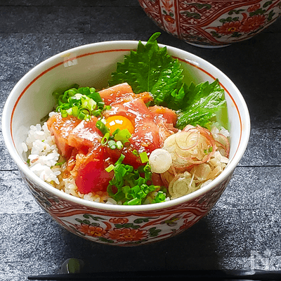 サッパリ香味酢飯の漬けマグロ丼