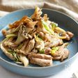 癖になる美味しさと食感 "せせりと舞茸のバター柚子胡椒炒め"