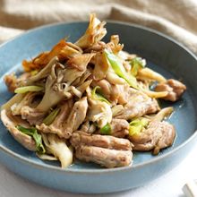 癖になる美味しさと食感 "せせりと舞茸のバター柚子胡椒炒め"
