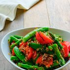 スナップえんどうとアスパラとトマトと香ばしじゃこの和風サラダ