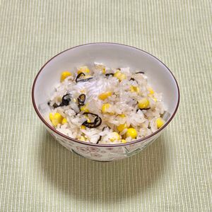 キャピタンの作ってみた!投稿(バター乗せて食べたい♪塩こんぶとコーンの混ぜご飯)