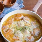 フライパンごと食卓へ♪鶏肉とたっぷり玉ねぎのオニオンチーズ煮