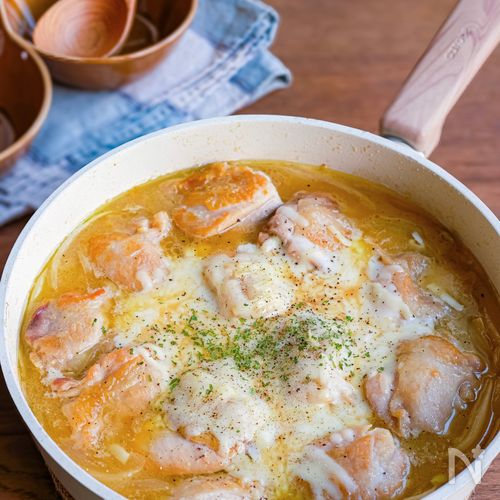 フライパンごと食卓へ♪鶏肉とたっぷり玉ねぎのオニオンチーズ煮