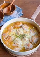 フライパンごと食卓へ♪鶏肉とたっぷり玉ねぎのオニオンチーズ煮