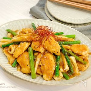 10分で完成】とり肉とアスパラのピリ辛照り炒め | レシピサイトNadia
