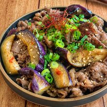 じゅわ〜っと旨い♡【牛肉となすのピリ辛炒め】ご飯が進む♪