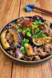 じゅわ〜っと旨い♡【牛肉となすのピリ辛炒め】ご飯が進む♪