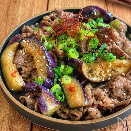 じゅわ〜っと旨い♡【牛肉となすのピリ辛炒め】ご飯が進む♪