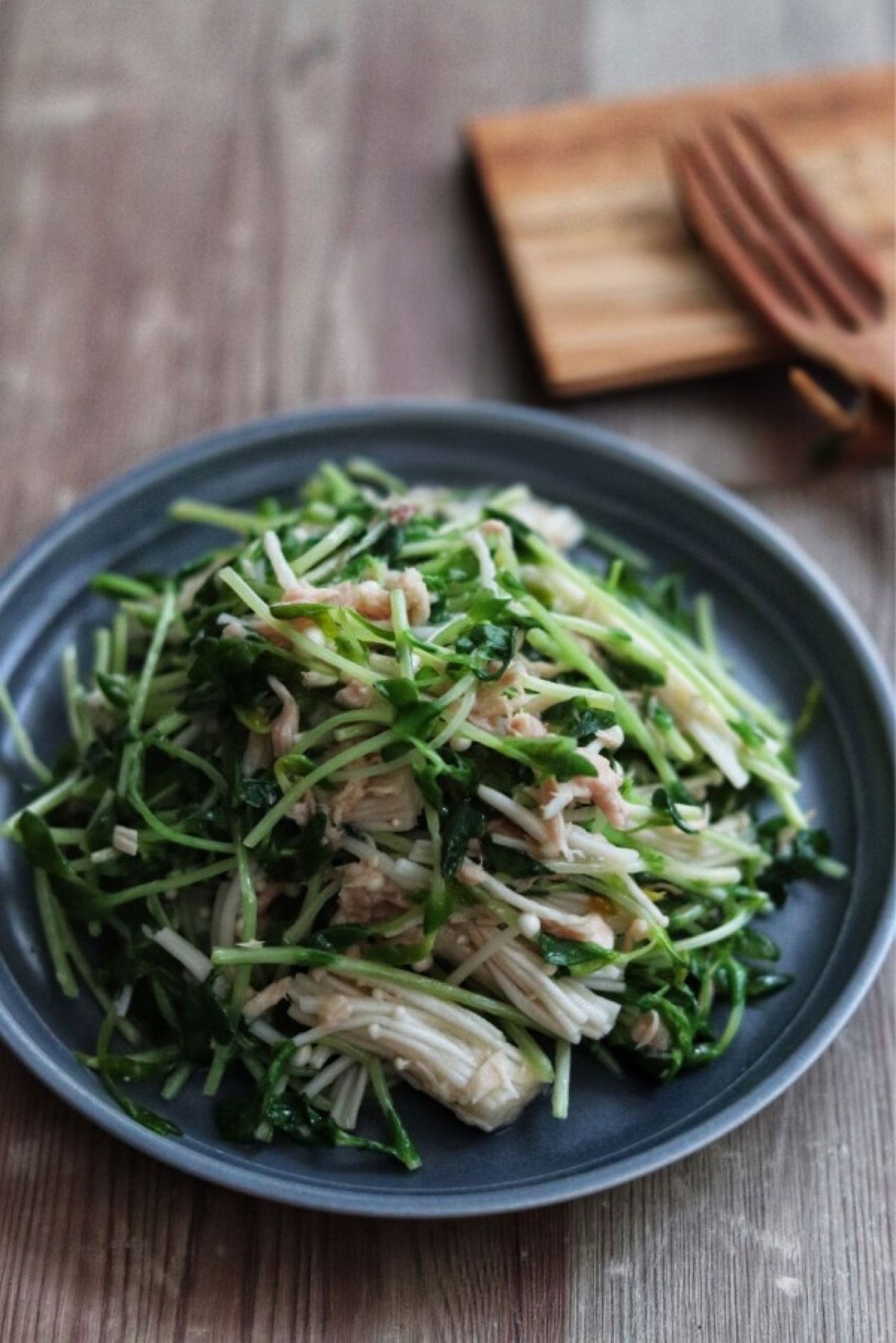 抱えて食べたいくらい美味しい【豆苗とえのきの旨ツナあえ】 | レシピ