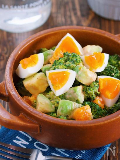 超簡単♪『ブロッコリーとアボカドと卵のデリ風♡コブサラダ』