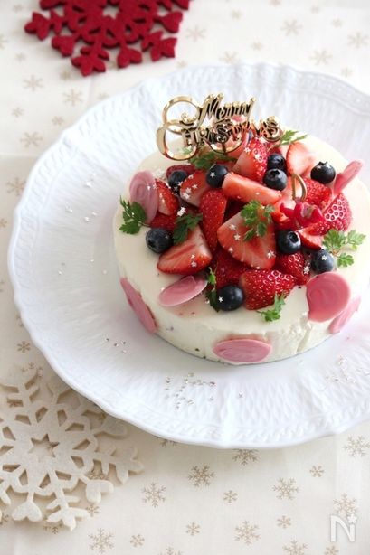 イチゴたっぷりのレアチーズケーキ。