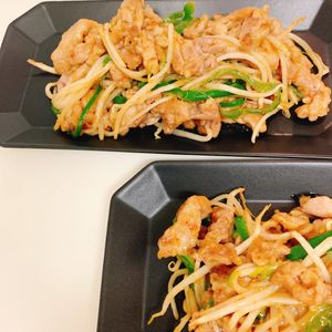 りんの作ってみた!投稿(ご飯がすすむ節約おかず！豚こまもやしの旨辛味噌炒め)