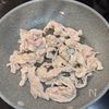食材2つですぐできる♩《豚肉のねぎ塩炒め》の工程2