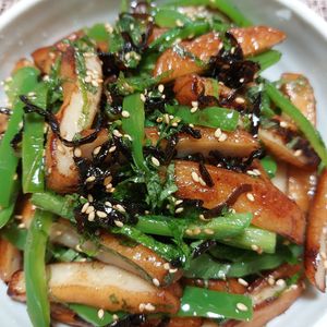 よっこの作ってみた!投稿(ヘルシー和食のお惣菜🥗ピーマンとさつま揚げの塩昆布和え🤤)