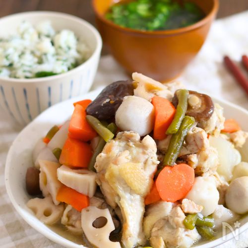 白だしで彩り豊か♪鶏手羽元と野菜の簡単煮