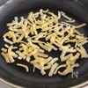 〖 重ねて焼くだけ 〗ライスペーパーきのこチーズガレットの工程1