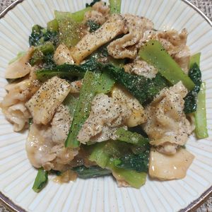 よっこの作ってみた!投稿(ご飯がすすむ！豚バラと小松菜のとろ旨しょうが炒め)