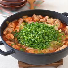 鶏肉と白菜のごまトマト鍋