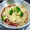 パパッと作る「海老とブロッコリーのトマトソースパスタ」の工程2