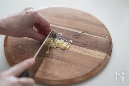 千切りにしたしょうがをみじん切りにする