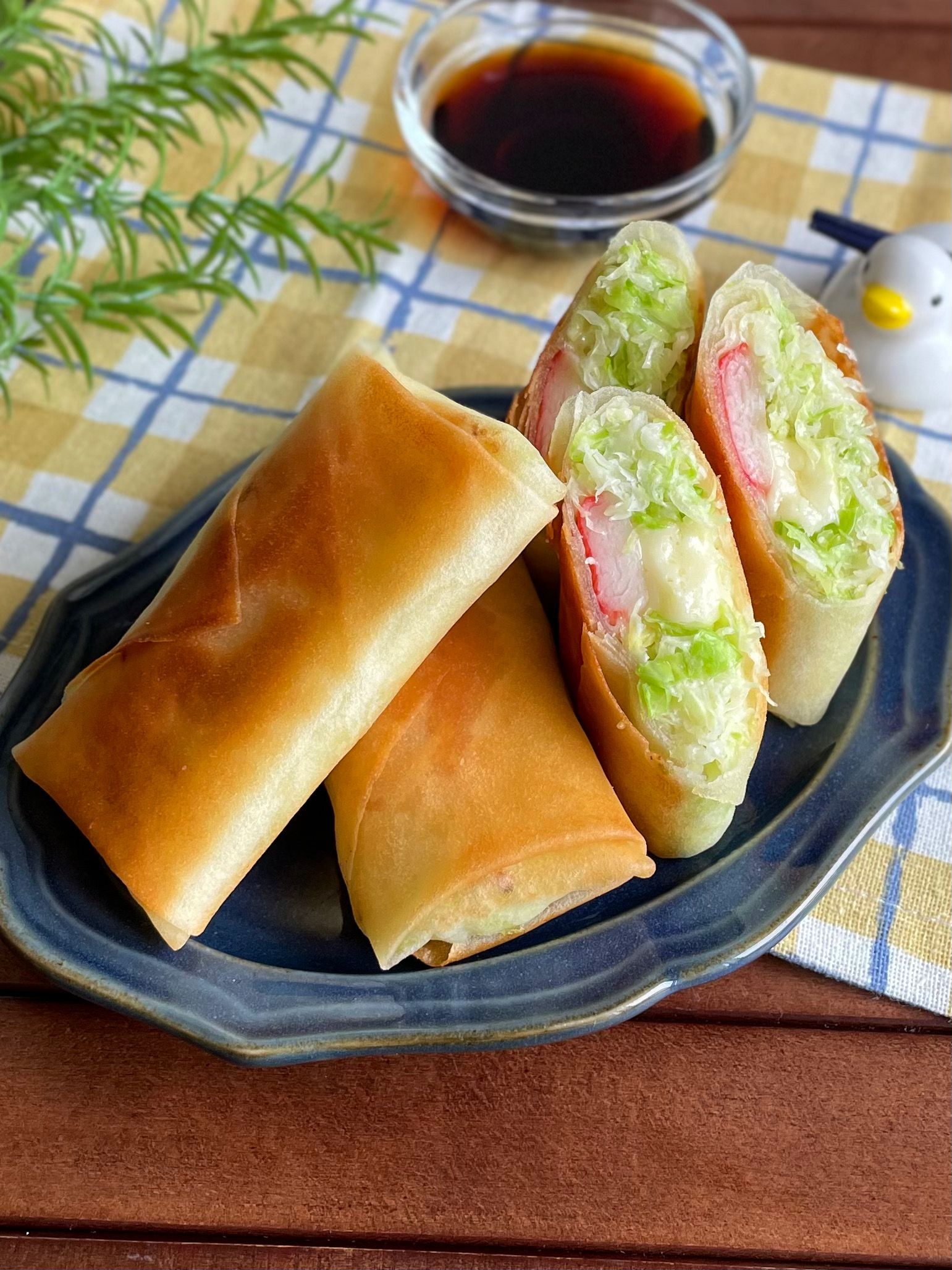 はるまき 少ない油でパリパリッ☆「キャベツとカニカマの焼き春巻き」 | レシピ