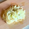 鮭缶と冷凍ほうれん草のクリーム煮の工程1