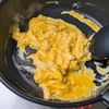 パパっと1品!旨味じゅわっ│トマトとベーコンの塩昆布卵炒めの工程3