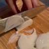 巻いて焼くだけ！パリパリでジューシー♪「新玉ねぎの春巻き」の工程1