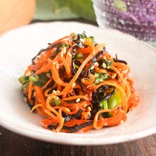 【５分で簡単お弁当おかず】にんじんとカブの葉の塩昆布炒め