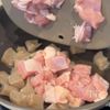 給食でも人気!【鶏と根菜の煮物】の工程2