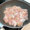 鶏モモ肉とアボカドの塩レモン炒めの工程3