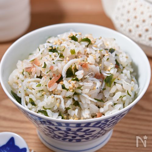ごま香る梅しらすわかめごはん│冷めてもおいしい!冷凍貯金OK