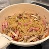 美味しすぎる…！！【しめじとベーコンの濃厚和風カルボナーラ】の工程4