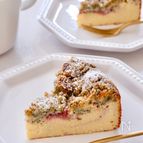 生クリームなしでも絶品♡いちごと紅茶のクランブルチーズケーキ